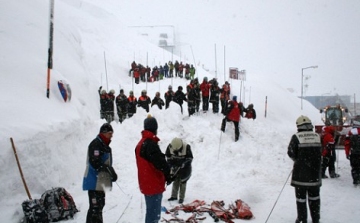 Hárman meghaltak lavinaomlásokban Ausztriában