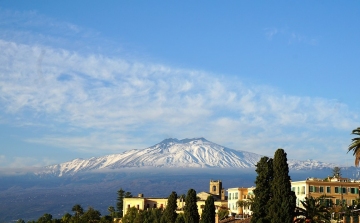 Kitört az Etna, lezárták a szicíliai Catania repülőterét 