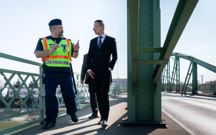 Szijjártó: a magyarok és a szlovákok átjárhatnak a két Komáromot összekötő hídon