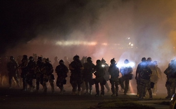 Amerikai zavargások - Felgyújtottak egy járőrautót Fergusonban, tiltakozások Amerika-szerte