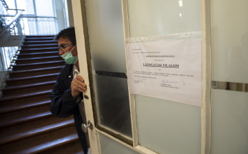 Újabb két klinikán rendeltek el látogatási tilalmat