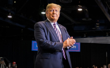 Trump rendeletet írt alá egyes érzékenyítő tanfolyamok tilalmának kiterjesztéséről