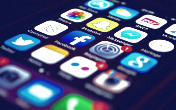 A Facebook és a Twitter ismét több száz, Iránhoz és Oroszországhoz köthető hamis fiókot távolított el