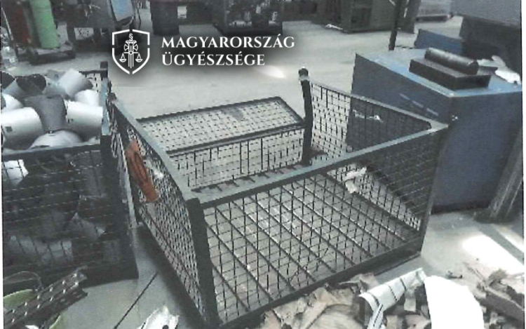 Leesett a fémkosár a dolgozóval, súlyosan megsérült - Fotók