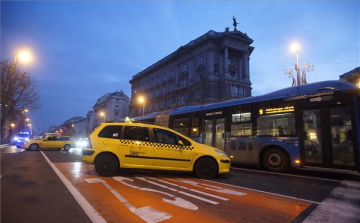 Folytatják a demonstrációt a taxisok