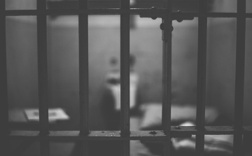 Még a börtönből is folytatták a csalásokat, vádat emeltek ellenük