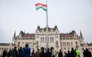 Felvonták a nemzeti lobogót az Országház előtt