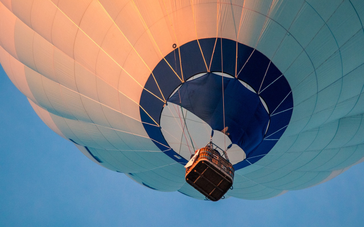 Földre zuhant egy hőlégballonba kapaszkodó fiatal, és halálra gázolta egy autó