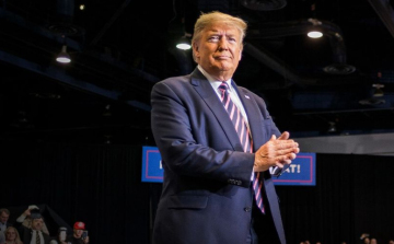 Trump újabb vírustesztje negatív, az elnök Floridában kampányol