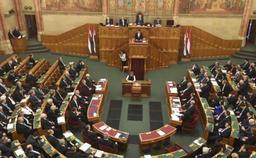 A veszélyhelyzet meghosszabbítását kezdik tárgyalni a képviselők