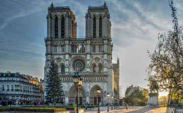 Egy éve pusztított a tűz a Notre-Dame-ban, harangozással emlékeznek