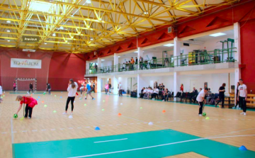 Téli paralimpiát szervezett a Máltai Szeretetszolgálat a városi sportcsarnokban
