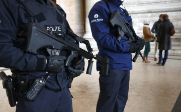 Merényletek Párizsban - Bombariadó Brüsszelben, újabb rendőri akció indult Molenbeekben