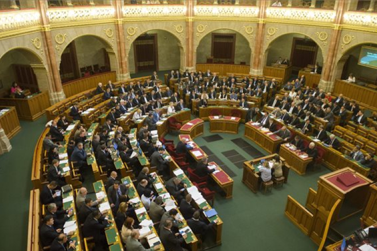 Az alaptörvény hetedik módosításáról szavaz a parlament