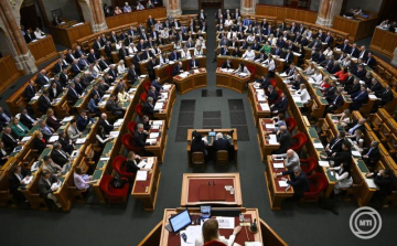 OGY - Elfogadhatja az alaptörvény tizenhatodik módosítását a parlament