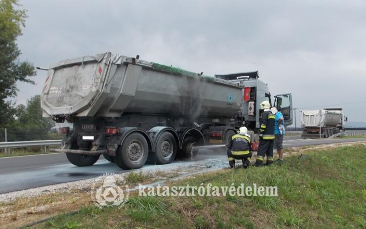 Menet közben gyulladt ki egy kamion a 21-esen