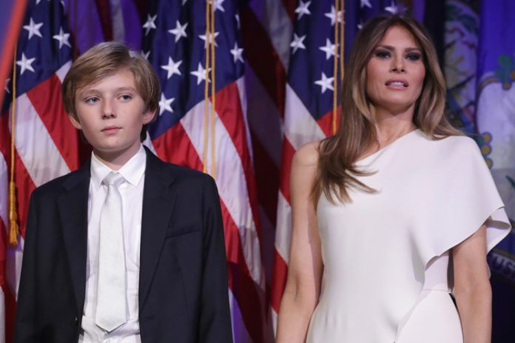 Mégis beköltözik Melania Trump és fia a Fehér Házba