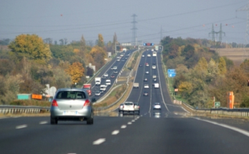 Egy kanapé akadályozza a forgalmat az M7-esen