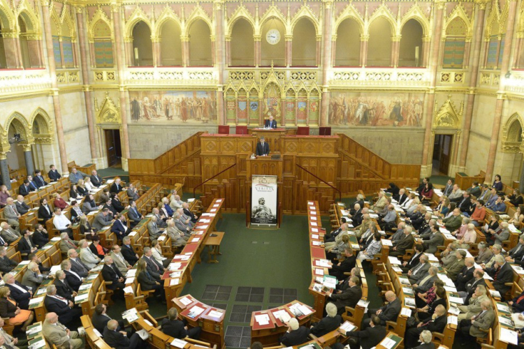 Adóváltoztatásokról szavaz a parlament