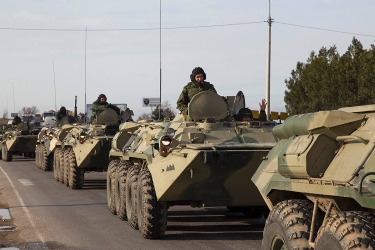 Krím - Harckocsikat szállít az orosz hadsereg a félsziget északi részei felé