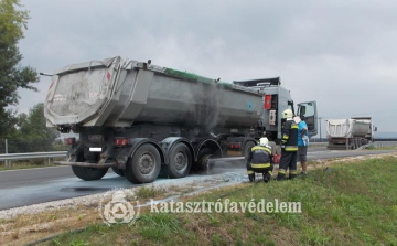 Menet közben gyulladt ki egy kamion a 21-esen