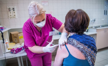 Áder: az oltás nyomán már a járványból kifelé vezet az út