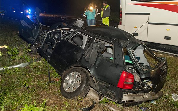 Busz és két autó ütközött Győrszemerénél, az egyik sofőr meghalt