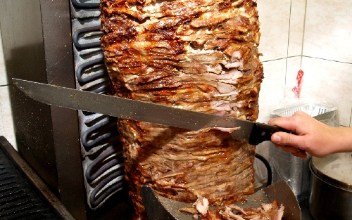 Több mint fél tonna igazolatlan eredetű gyros húst találtak Barcson