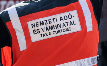 Másfél milliárd forintnyi hamis márkajelzésű ruhaneműt találtak a pénzügyőrök