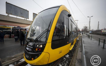 Forgalomba állították a századik CAF villamost Budapesten