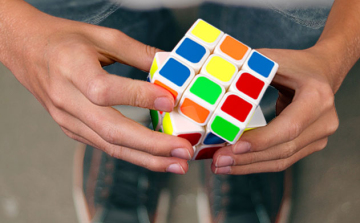 Beperelték a Rubik-kocka utánzatának gyártóját és forgalmazóját