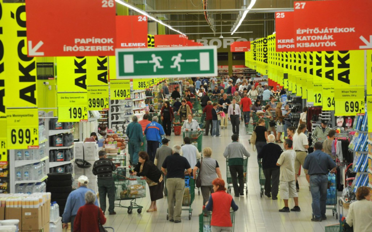 Novembertől emeli a béreket az Auchan