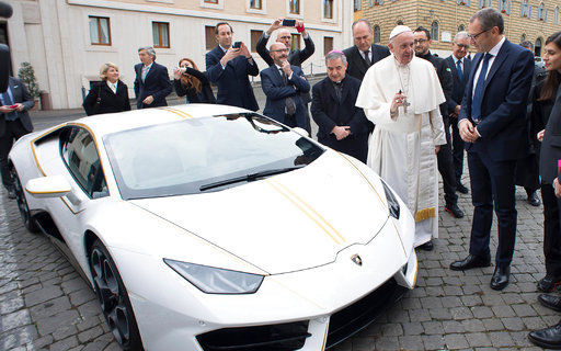 Ferenc pápa elárverezteti ajándékba kapott Lamborghinijét