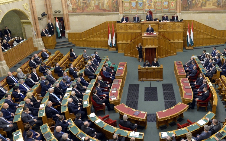 Öt törvényjavaslatról tárgyalnak a parlament