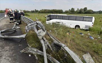 Árokba borult egy busz az M3-ason, a főváros felé nagy a torlódás