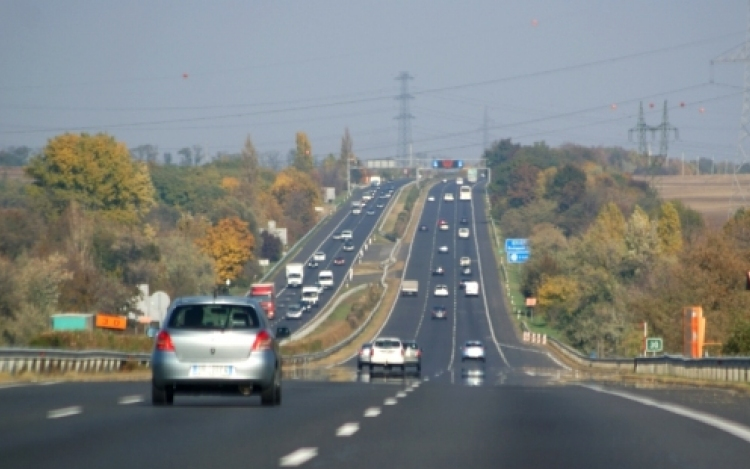 Baleset miatt lezárták az M1-es autópályát Bicskénél